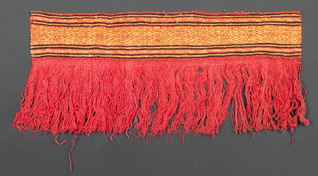 Chancay apron element: Element de tablier à frange à décor de têtes animales géométrisées s'imbriquant les unes dans les autres. Chancay, Pérou, 1100-1400 après JC. 23x52cm