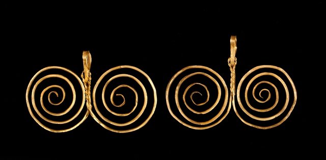 Niha great pair of earrings: Auriferous alloy. Niha, Nias Island, North Of sumatra, Indonesia. 8,2x12,5 - 8,5x11,5cm