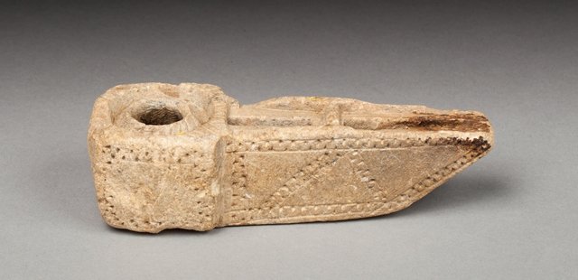 Syrian or Lebanese oil lamp: Stone. Syria or Lebanon, XI - XIII th century AD. 17x5cm