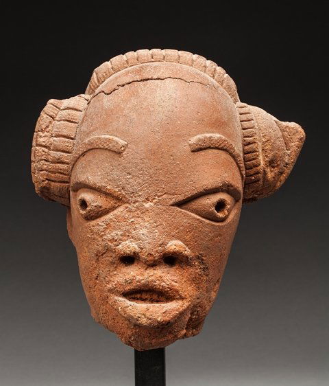 Nok head: Orranged terra cota. Nok, Nigeria, 500 BC - 500 AD. 18x18,5x14cm