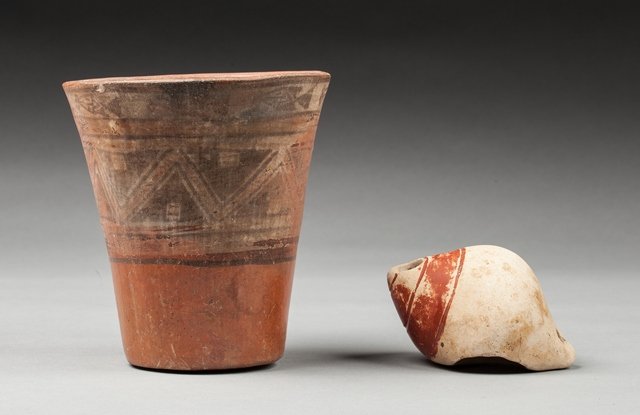 Lot with a kero and an ocarina: Terra cota. Inca, Peru, AD 1450-1532 and Narino, Colombia, AD 800-1500. 14,5 - 11cm
