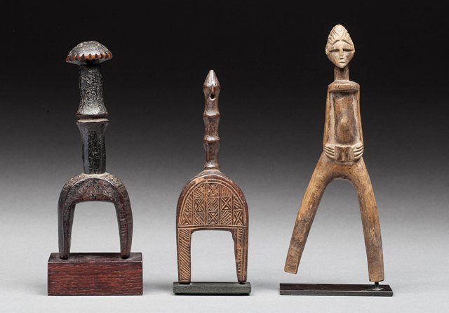 Two pulleys and a slingshot: Wood with ancient patina. 17 - 16 - 20cm