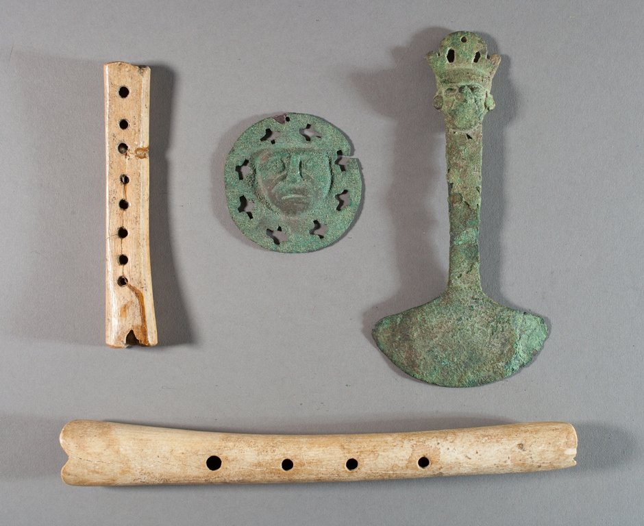 Two flutes, a tumi and a pendant: Bone and bronze. Moche, Peru, AD 200-600. 19 - 11 - 14 - 5,5cm