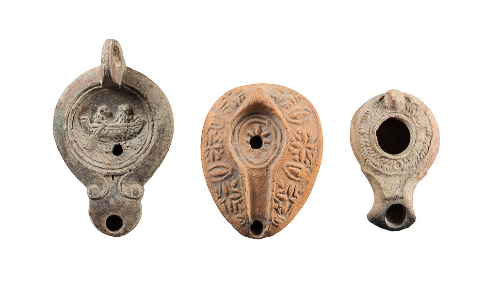 Lot with three oil lamps: Terra cota. Roman and byzantine period. 8x5 - 5x7 - 11x6cm