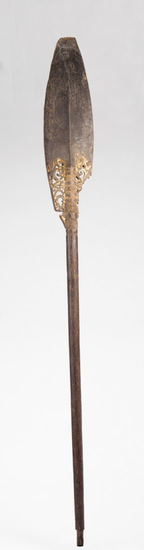 Ancient dayak paddle: Wood, patina, traces of use and alteration of time. Dayak Bahau, kalimantan, Indonesia. 104x10,5cm