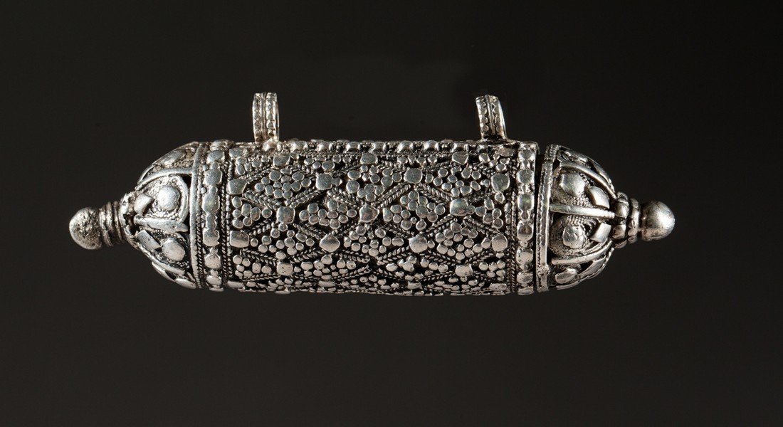 Coran door with cylindrical form (1 of 1)