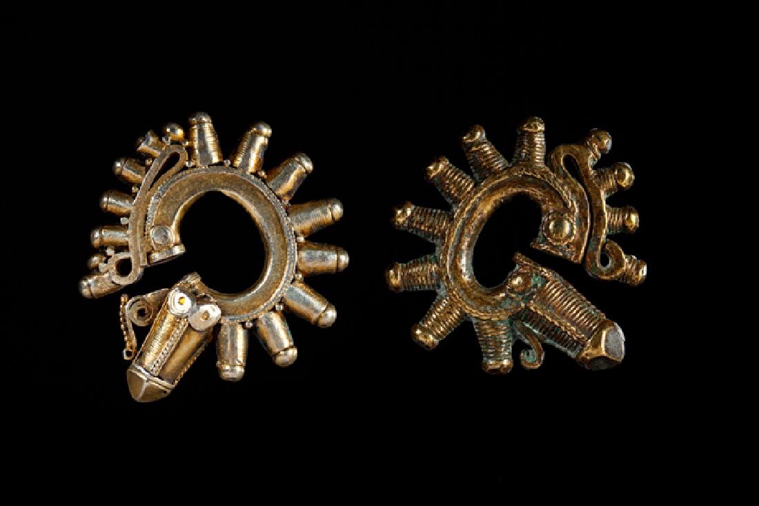 Two ear ornaments: Brass, golden metal. Batak, Sumatra. Indonesia. 4,7x4 - 4,3x4,4cm