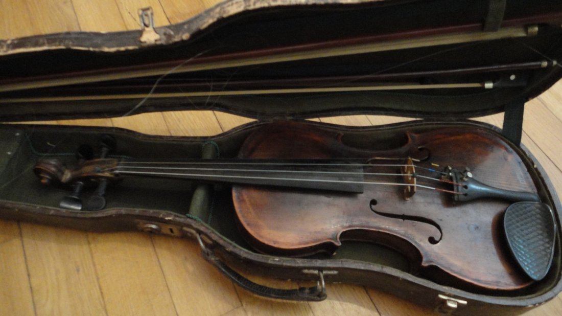 Antique violin (curved date 1926): Antique violin (curved date 1926), with hard case and 2 bows. The condition is good, please contact if you have additional questions.