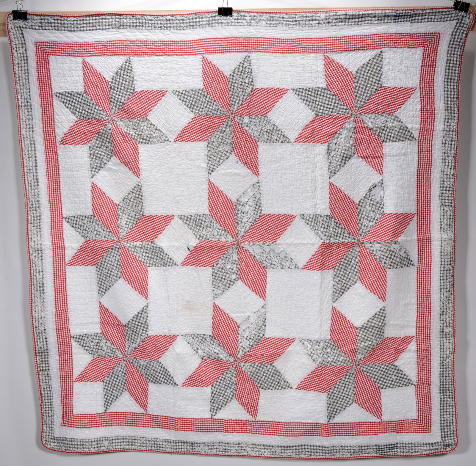 Pointsettia Pattern Quilt. (1 of 3)