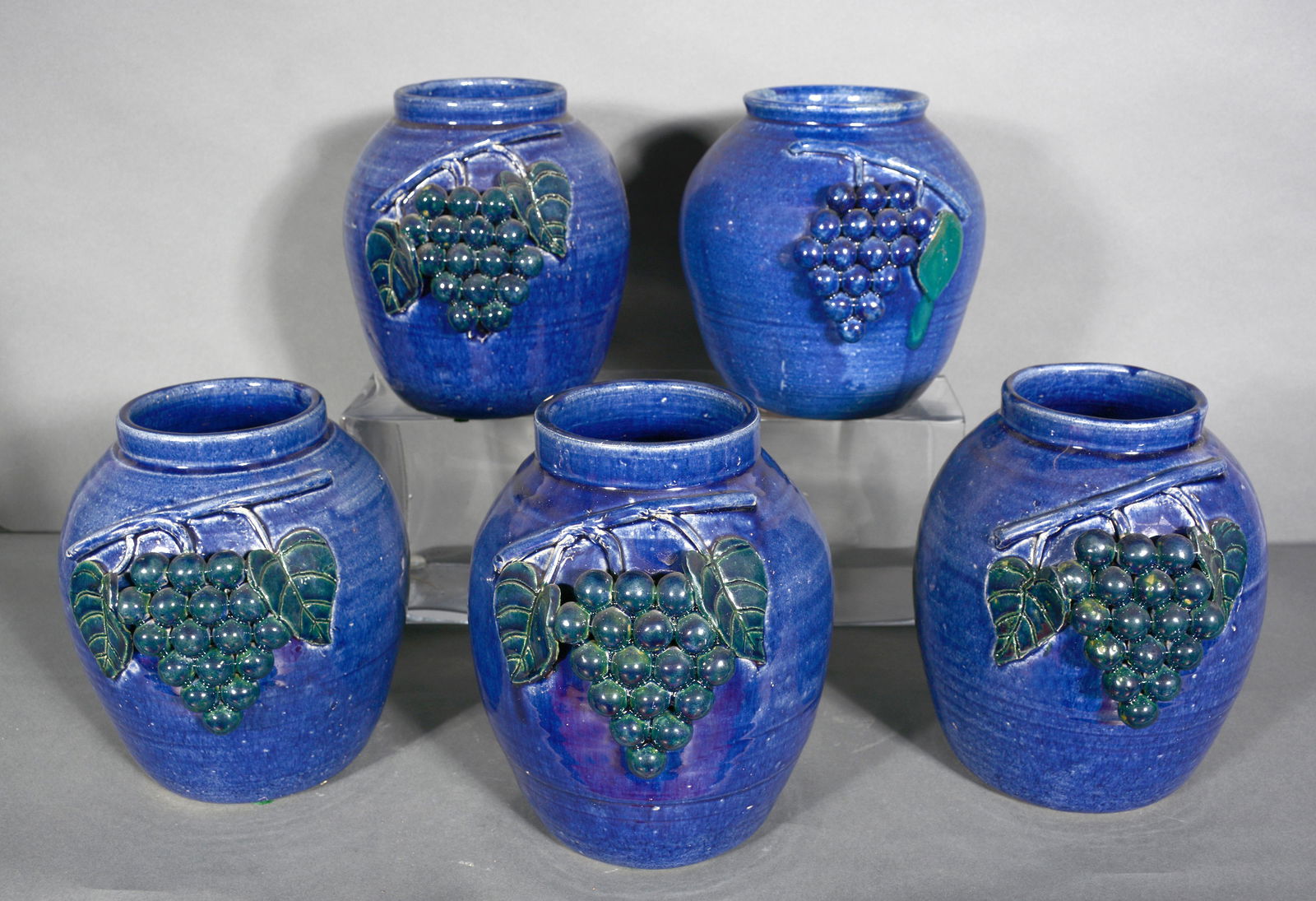 Edwin Meaders. Five Grape Decorated Bean Pots. (1 of 4)