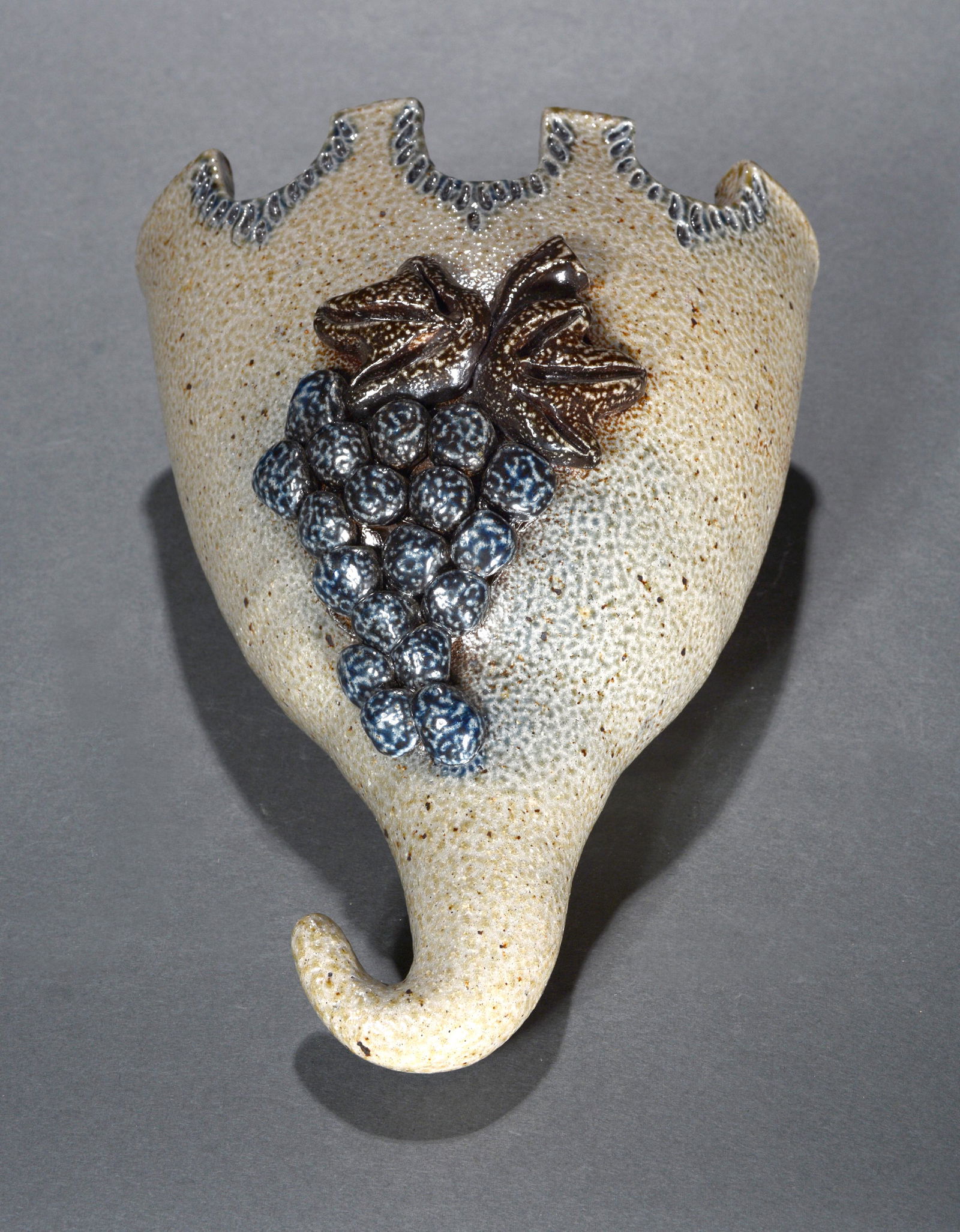 Billy Ray Hussey & Owen. Grape Wall Hanging Pot. (1 of 2)