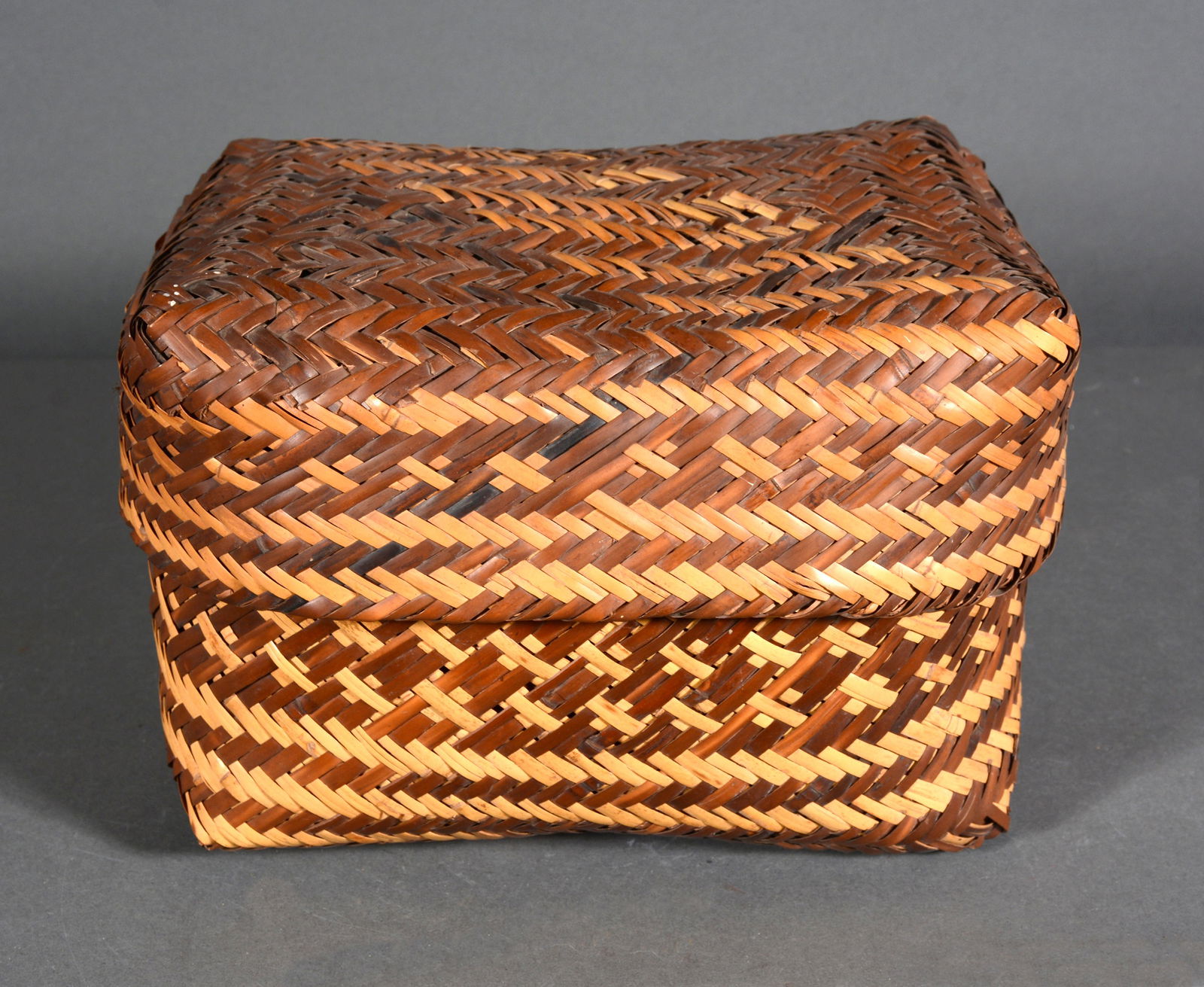 Cherokee Dbl Weave River Cane Basket with Top. (1 of 5)