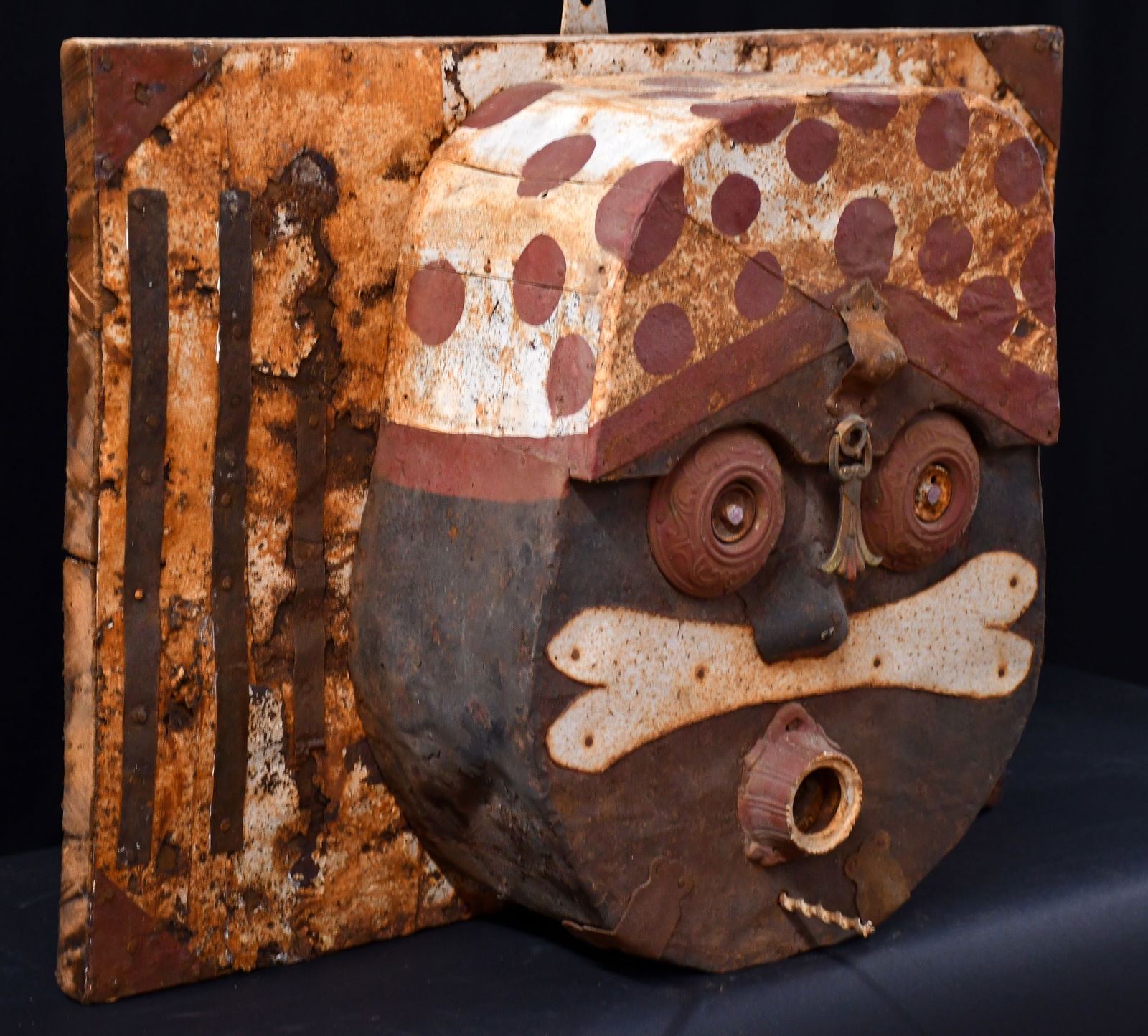 Figural Bird House. - 2