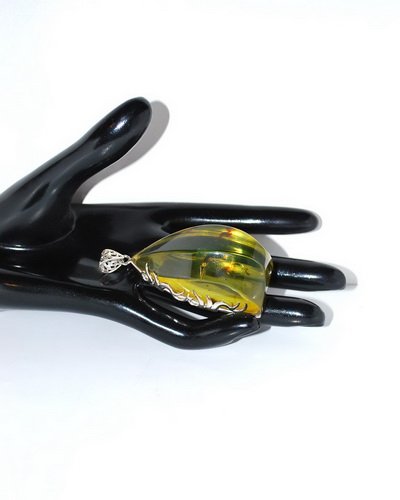 Huge Size Pendant From Genuine Green Caribbean Am: Date Of Manufacture: Brand New Country Of Origin: Lithuania Material: Caribbean Amber Dimensions: 3x1.2x1.2 inches Huge size impressive pendant carved from one piece genuine Caribbean amber and decora