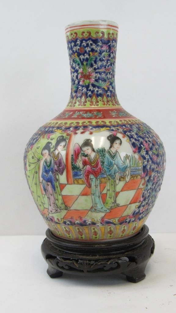 Chinese Qing Dynasty Decorated Vase (1 of 8)