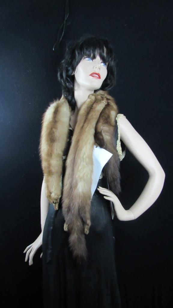Vintage Animal Pelt Mink Scarf Wrap Shawl: A vintage animal pelt scarf or wrap shawl; Made of soft and luxurious mink fur; Very elegant vintage style; Very warm, perfect for fall and winter