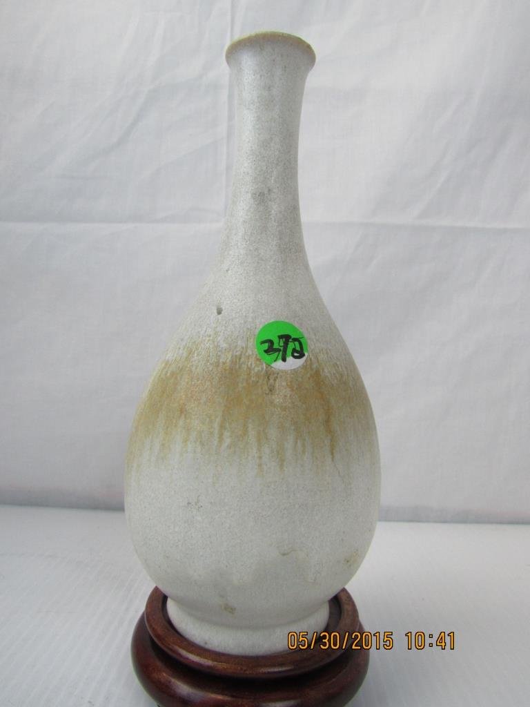 Old Chinese White/Beige Vase (1 of 6)