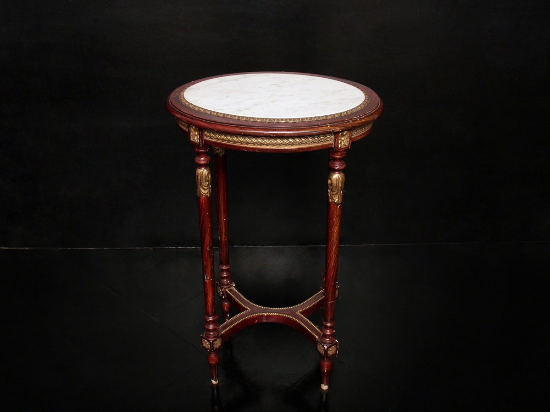 TAVOLINO in mogano: decorato da dorature, piano in marmo vecchia fattura h 80 x 51 x 40 cm