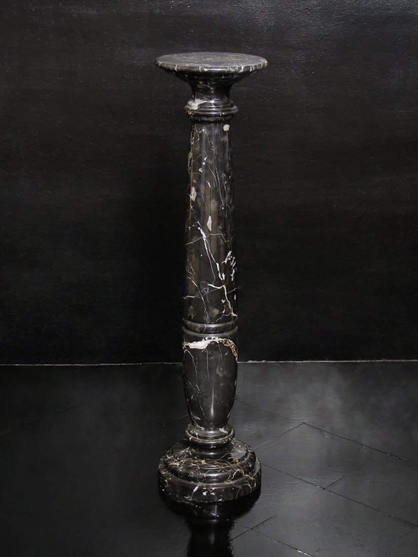 COLONNA in marmo nero venato (1 of 1)