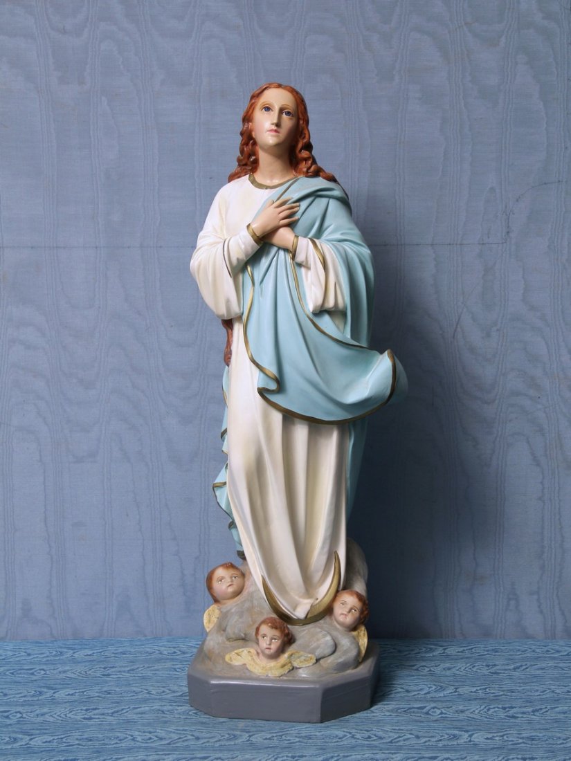 SCULTURA IN GESSO: Raffigurante “MADONNA”, XX° secolo, h cm 87 x 27 x 26