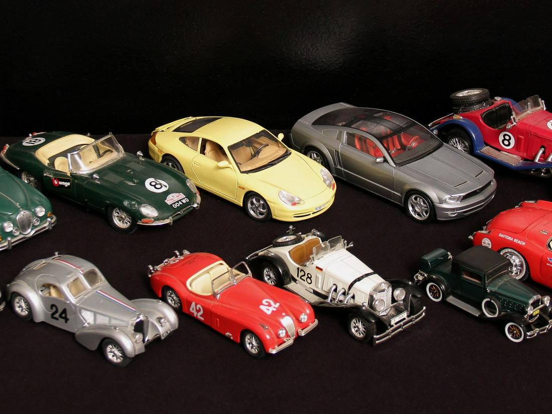 COLLEZIONE DI 11 MODELLINI DI AUTO D'EPOCA (1 of 1)