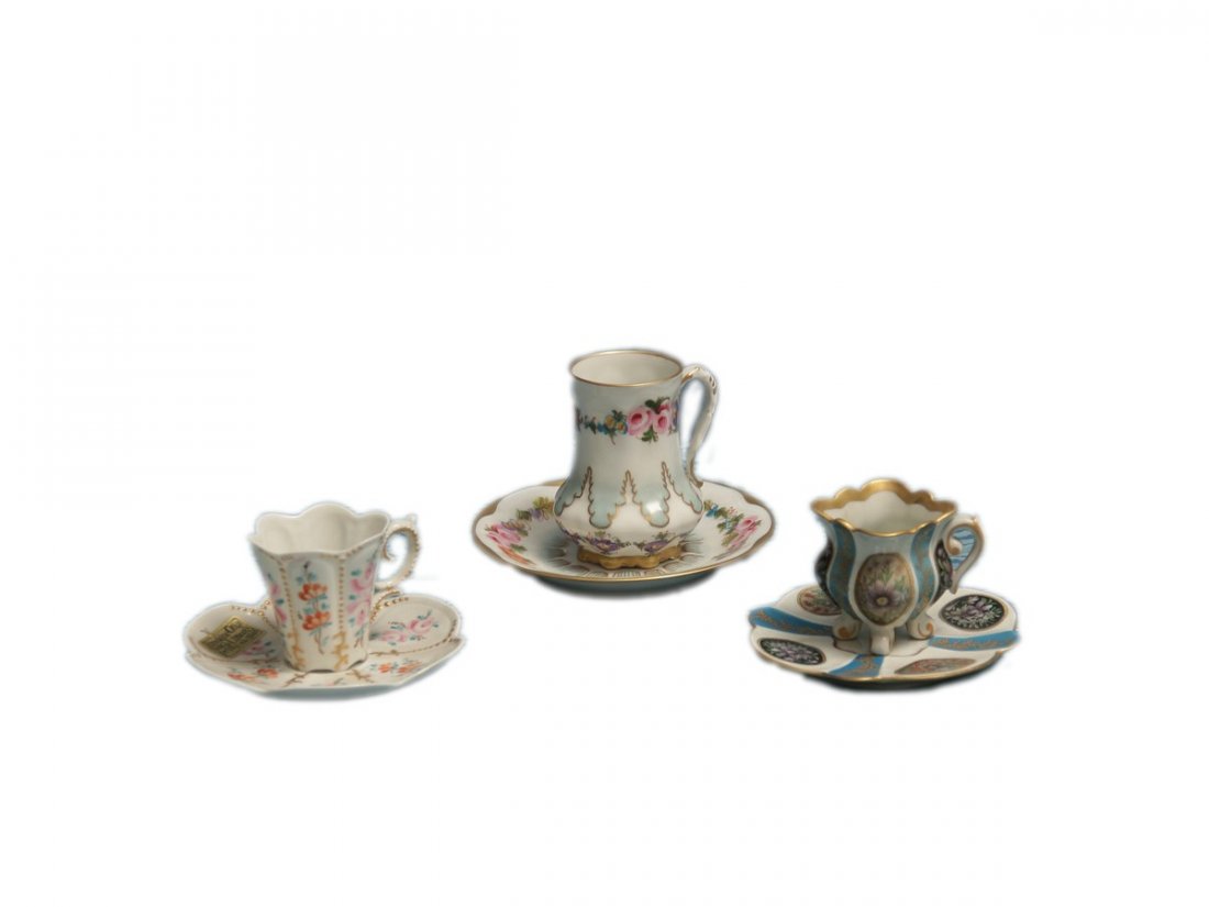 LOTTO DI 3 TAZZINE CON PIATTINO: in porcellana di cui:2 in porcellana di Limoges, decorata alla maniera di Meissen