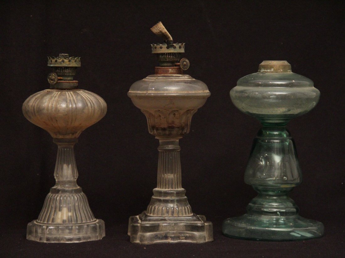 LOTTO DI 3 LUMI: in vetro ,XX secolo ,Sicilia ,h cm 28 x 15/h cm 25 x 12/h cm 25 x 13