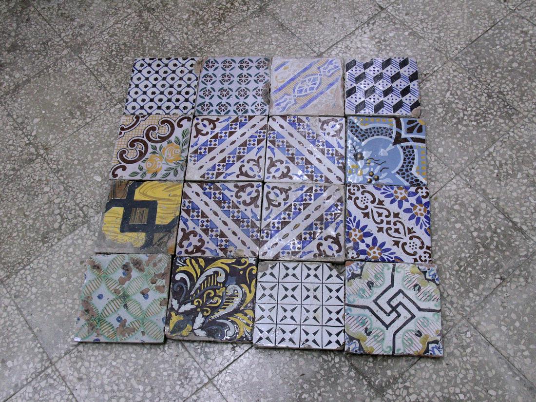 LOTTO DI 16 MATTONELLE: di diverso decoro,primi 900, Sicilia,cm 20 x 20