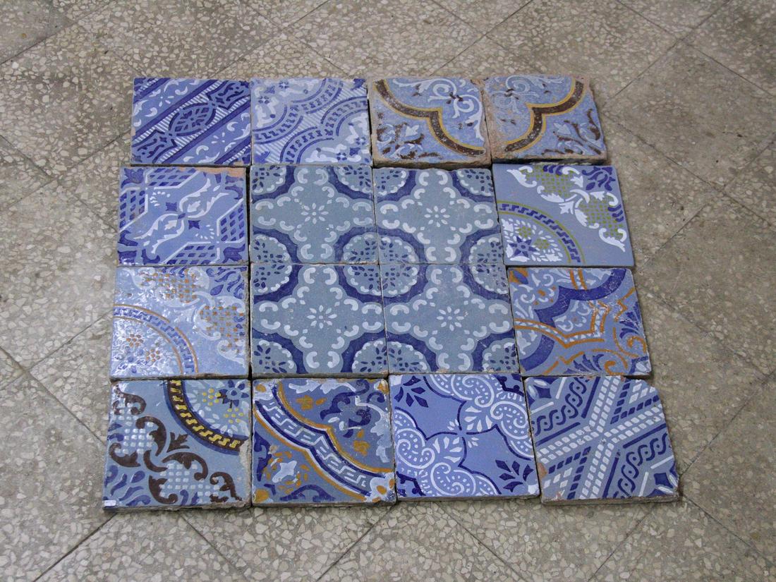 LOTTO DI 16 MATTONELLE: di diverso decoro,primi 900, Sicilia,cm 20 x 20