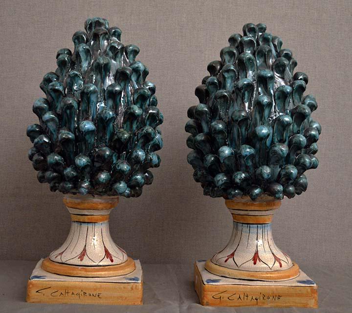 COPPIA PIGNE IN MAIOLICA: EPOCA XX SECOLO, CALTAGIRONE- SICILIA.MIS. 52 X 21 CM