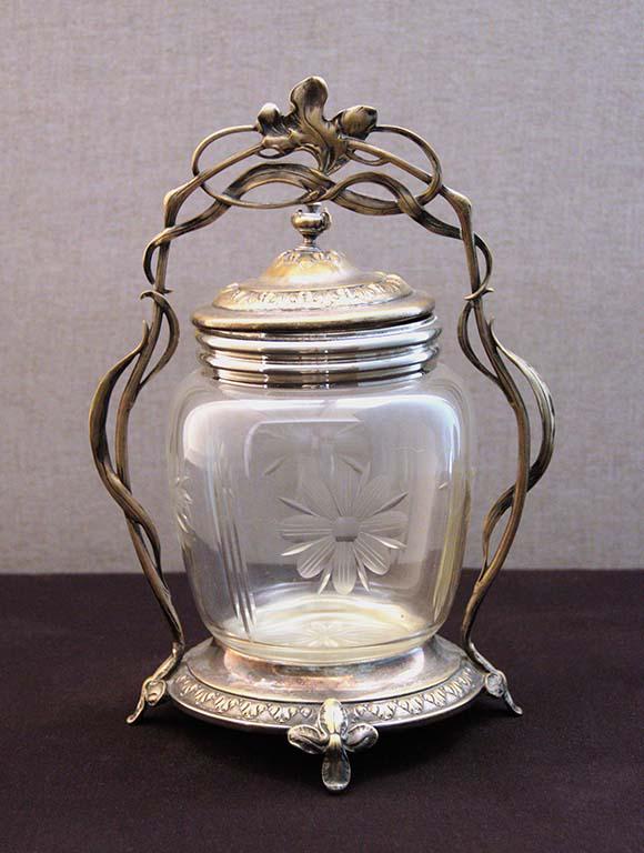 ELEGANTE BARATTOLO: in vetro inciso con supporto in metallo, periodo Liberty, Sicilia h cm 31 x 21 x 15