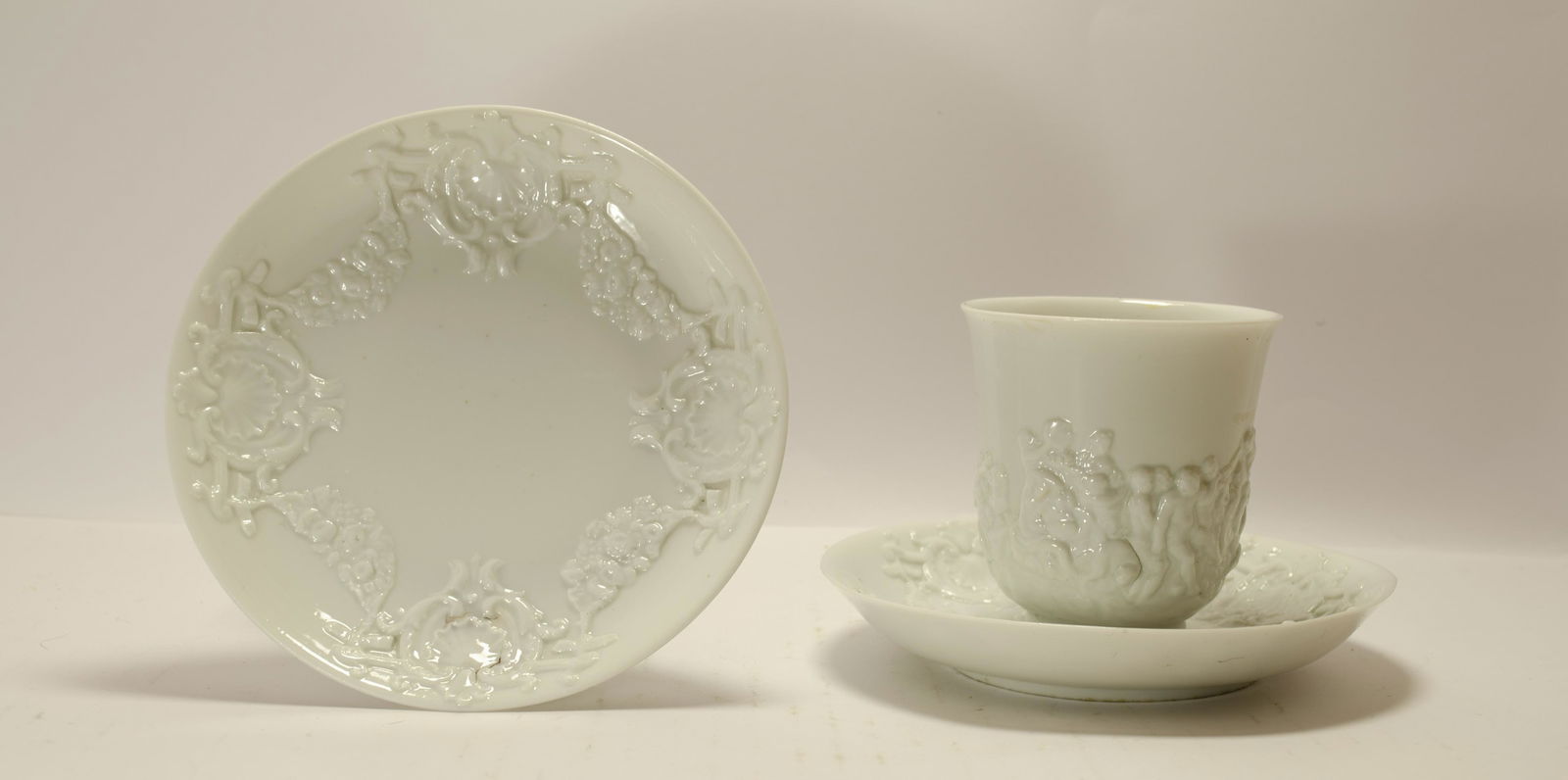 Coppia Tazzine in porcellana: Decorati a bassorilievo raffigurante scena mitologica , Ginori , Italia XVIII secolo. Mis 7,5 x 7 piattino 13 cm