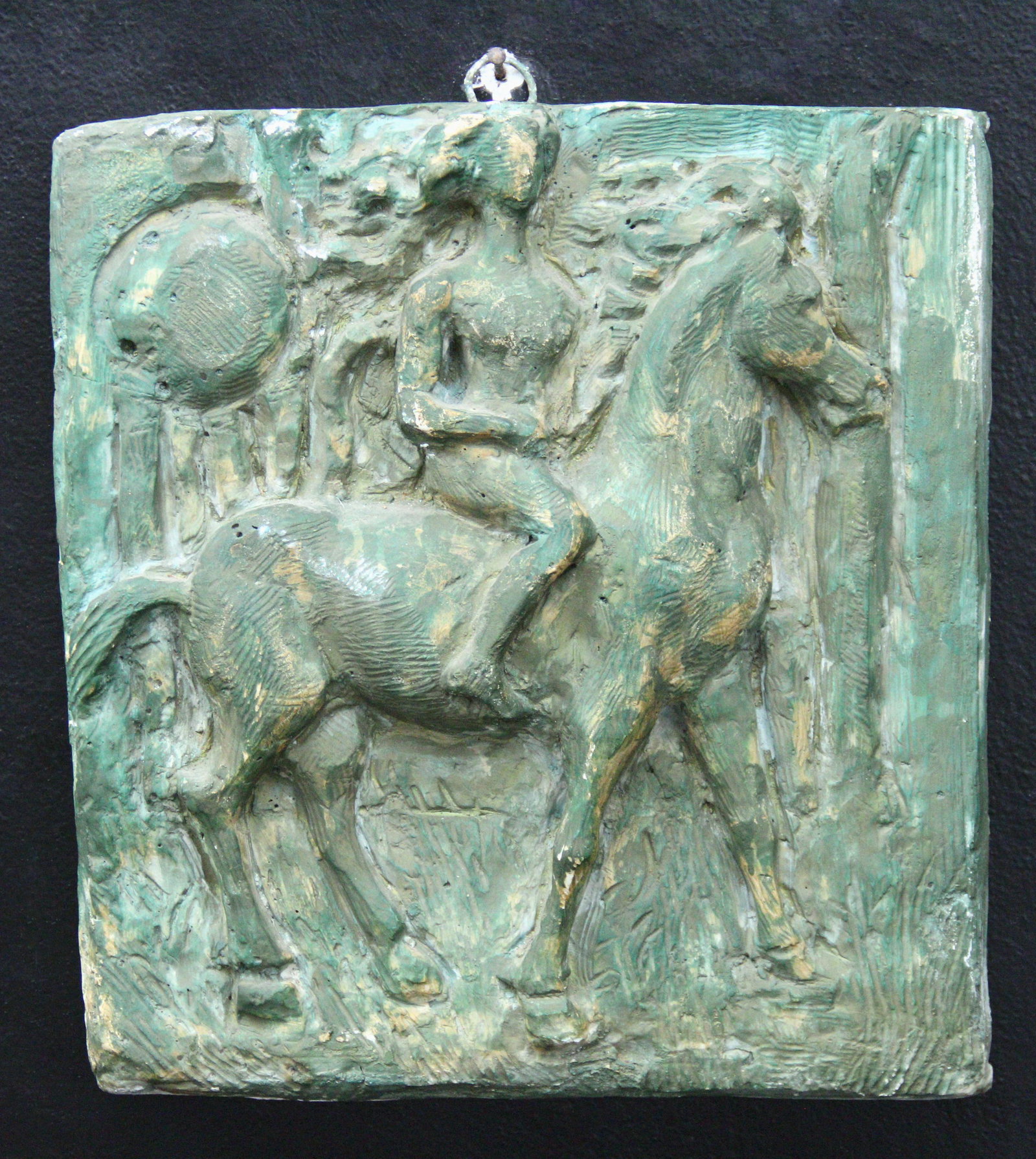 PLACCA IN GESSO: Raff Amazzone A Cavallo, XX secolo Italia. H cm 36 x 40