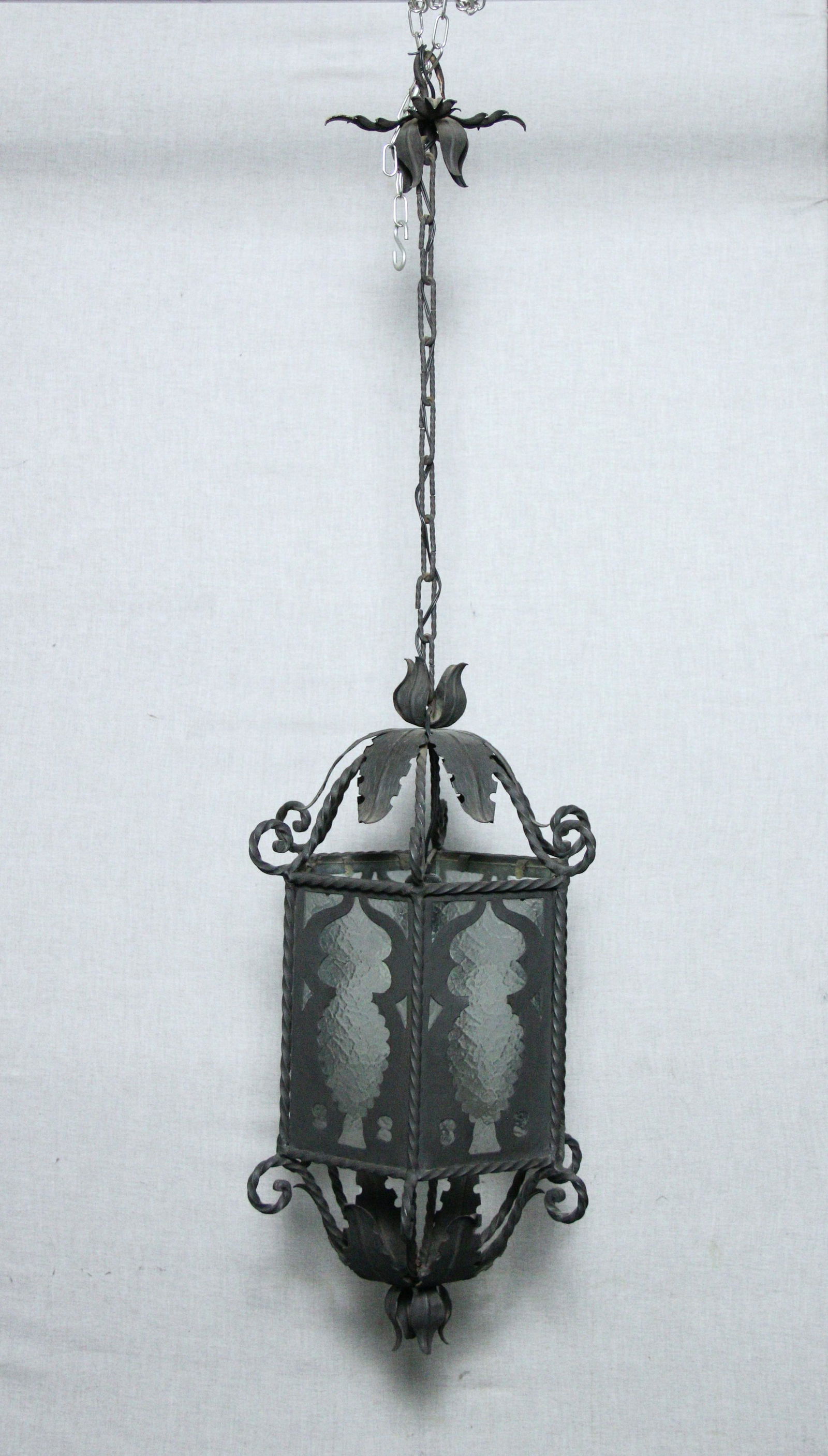 LANTERNA: in ferro forgiato e cesellato stile rinascimento , primi 900 Sicilia. H cm 115 x 35