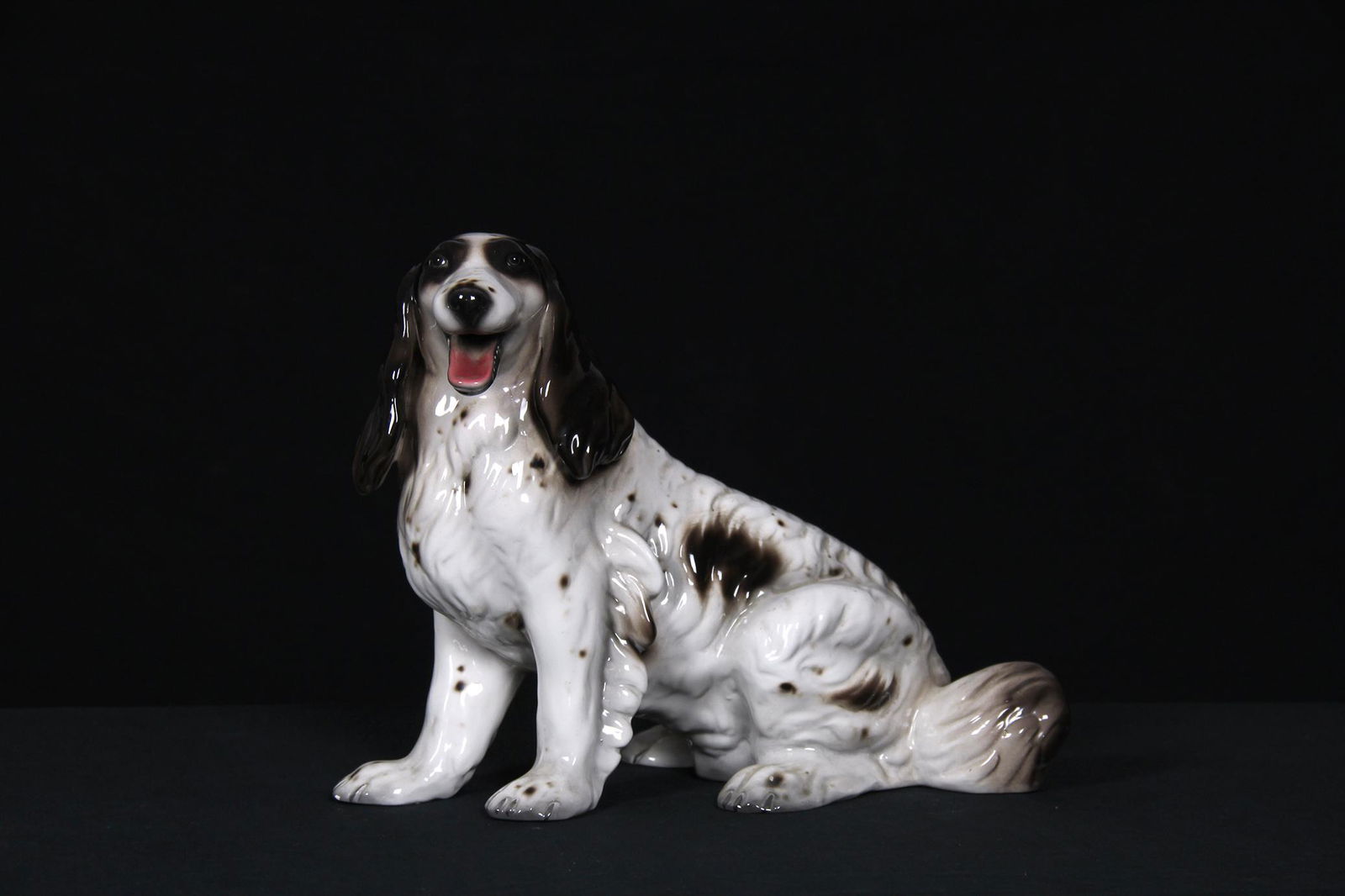 SCULTURA IN PORCELLANA: Raffigirante Cane Setter , marcato Ronzan. XX secolo, Italia. h cm 26 x 34 x 20