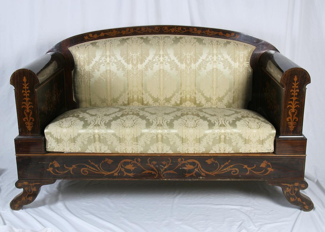 DIVANO STILE CARLO X: in mogano con filettature e tarsie, XX secolo, maestranze siciliane. h cm 93 x 160 x 65