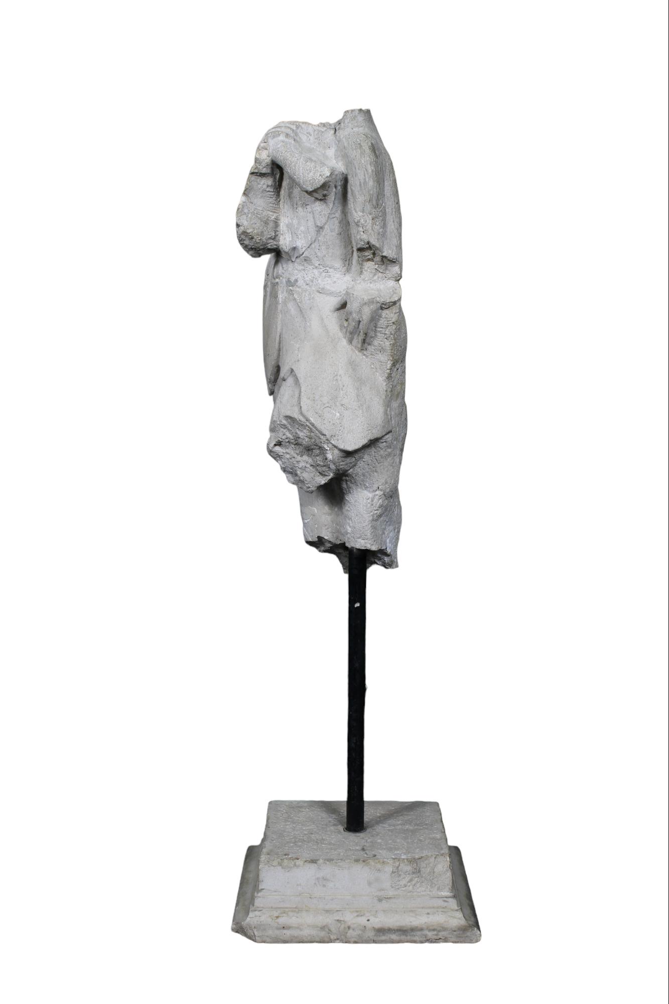 FRAMMENTO: in marmo sorretto da base in marmo raffigurante tronco umano maestranze italiane XVII secolo h cm 107 x 32