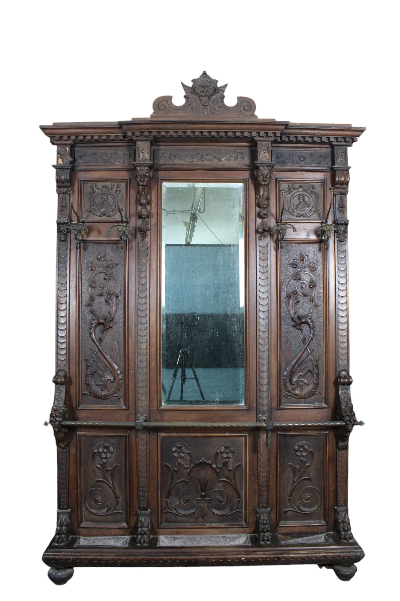 ATTACCAPANNI: in legno di noce riccamente scolpito raffigurante animali fantastici di gusto rinascimentale Sicilia XIX secolo h cm 255 x 165 x 22 150