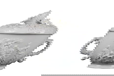 TAZZA DA PUERPERA: in porcellana pasta tenera decorata a basso rilievo raffigurante scene mitologiche Italia Ginori XVIII secolo h cm 12 x 16