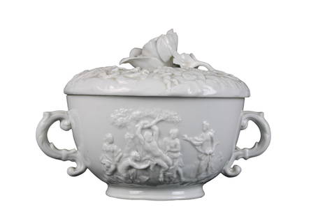 TAZZA DA PUERPERA: in porcellana pasta tenera decorata a basso rilievo raffigurante scene mitologiche Italia Ginori XVIII secolo h cm 12 x 16