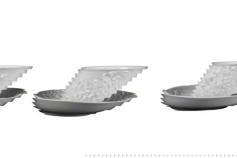 COPPIA DI TAZZE CHICCHIERE CON PIATTINI: in porcellana pasta tenera decorata a basso rilievo raffigurante scene mitologiche Italia Ginori XVIII secolo tazza h cm 5 x 8 / piattino cm Ø 13