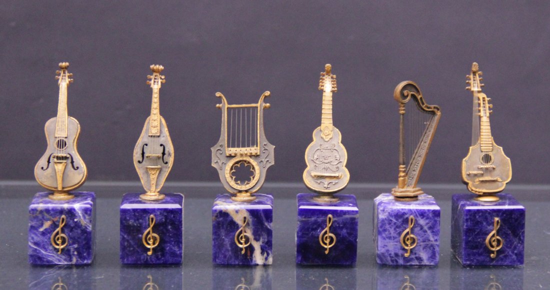 six musical instruments -sei strumenti musicali: Lot of 6 silver vermeille with lapis lazuli base musical instruments France II half of the nineteenth century.H 35⁄32in L 063⁄64in P 13⁄16in.Lotto di 6 strumenti musicali in argento