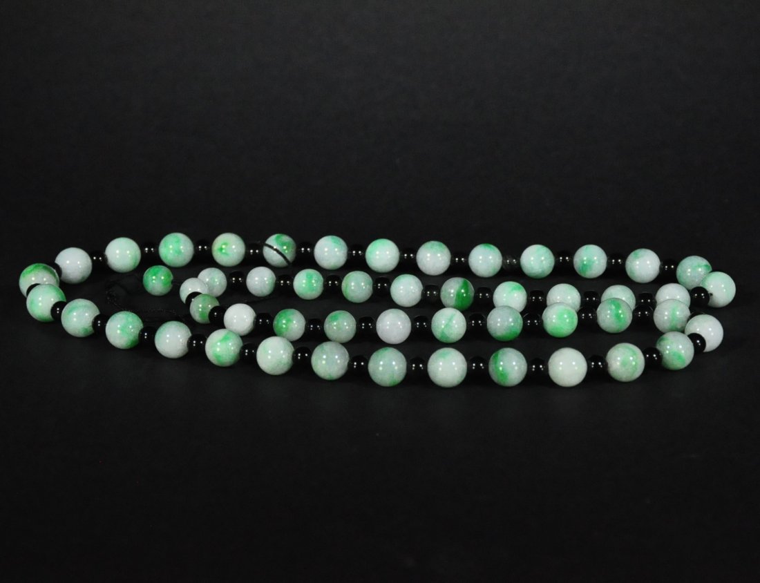 A JADEITE BEAD NECKLACE (1 of 6)
