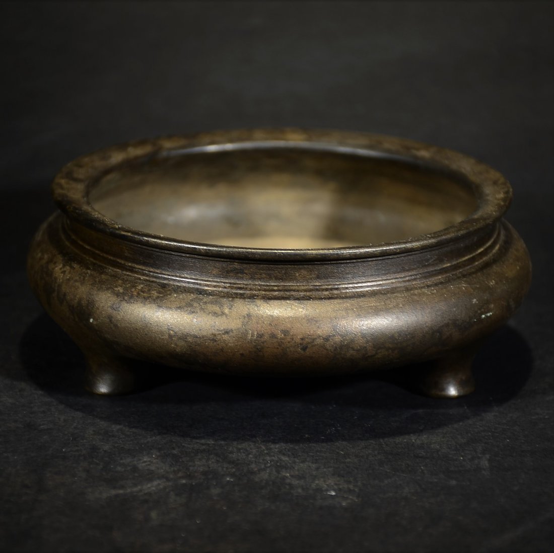 A BRONZE TRIPOD CENSER MARKED YONG CUN ZHEN WAN: 5cm high, 12cm caliber.