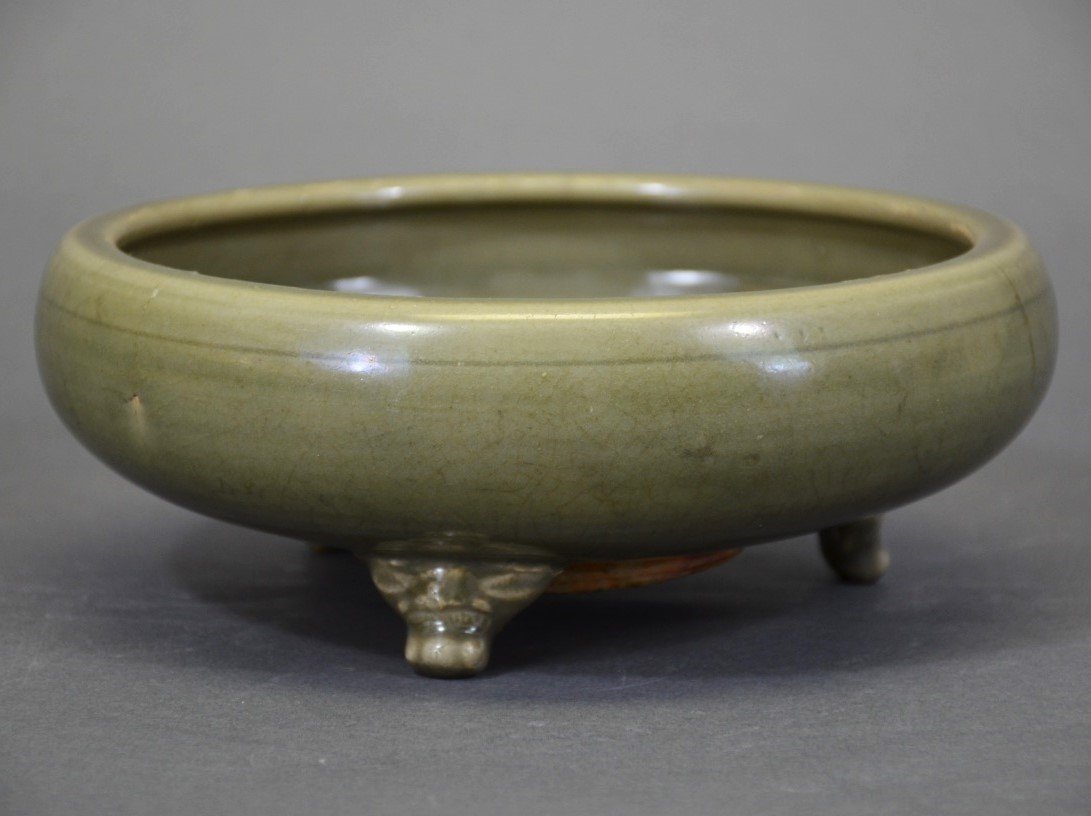 MING D., A LONGQUAN WARE TRIPOD WASHER (1 of 7)