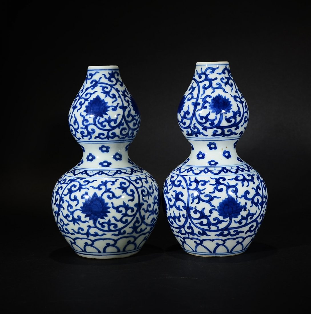 JIAJING MARK, A PAIR OF BLUE AND WHITE GOURD VASES (1 of 8)