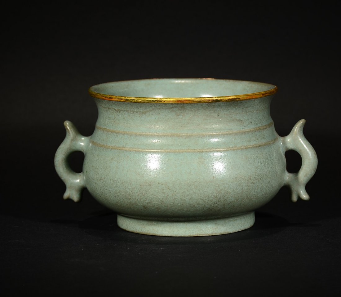 A GUAN WARE CENSER WITH TWO EARS (1 of 6)