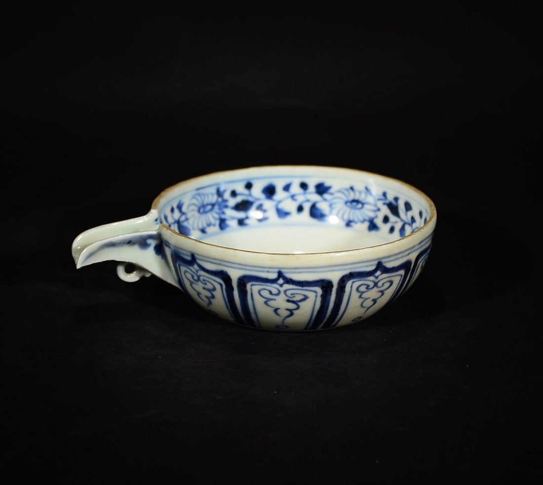 A BLUE AND WHITE WASHER: 4.5cm high. 16.5cm diam.