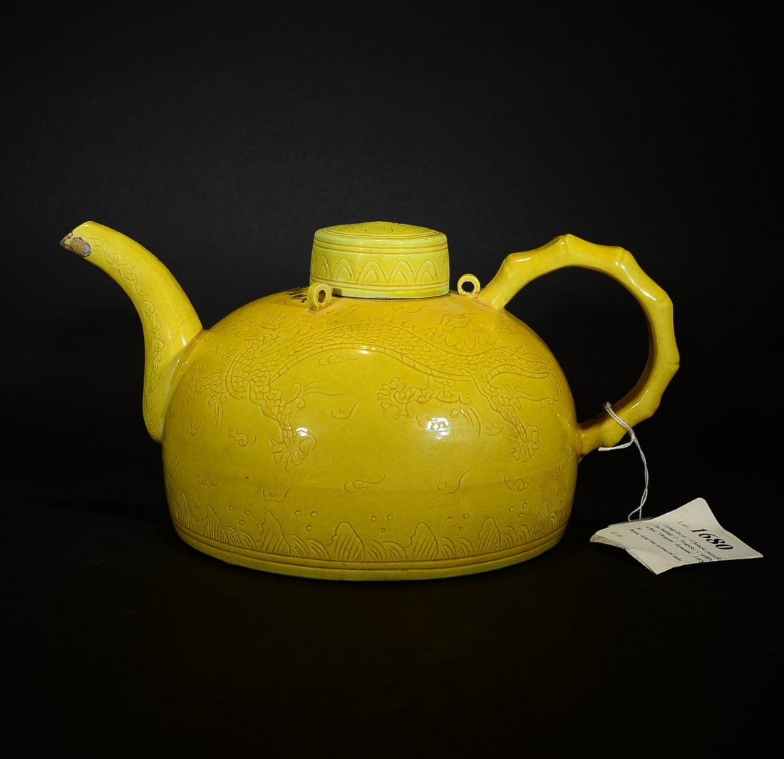 HONGZHI MARK, A YELLOW GROUND POT (1 of 10)