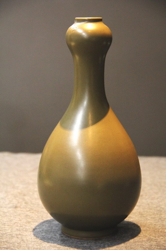 Yuan Shufu egg white glaze gourd vase (1 of 3)